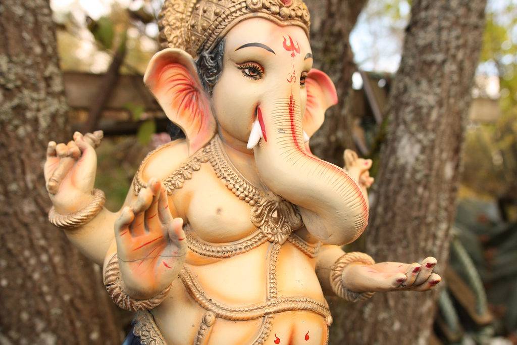What items does Ganesha hold? – HD Asian Art